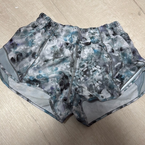 Lululemon Hotty Hot Low Rise Shorts - Picture 1 of 4